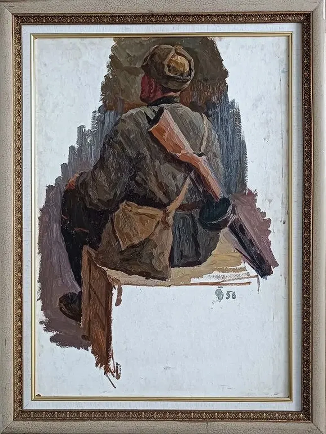 «Сидящий солдат со спины»