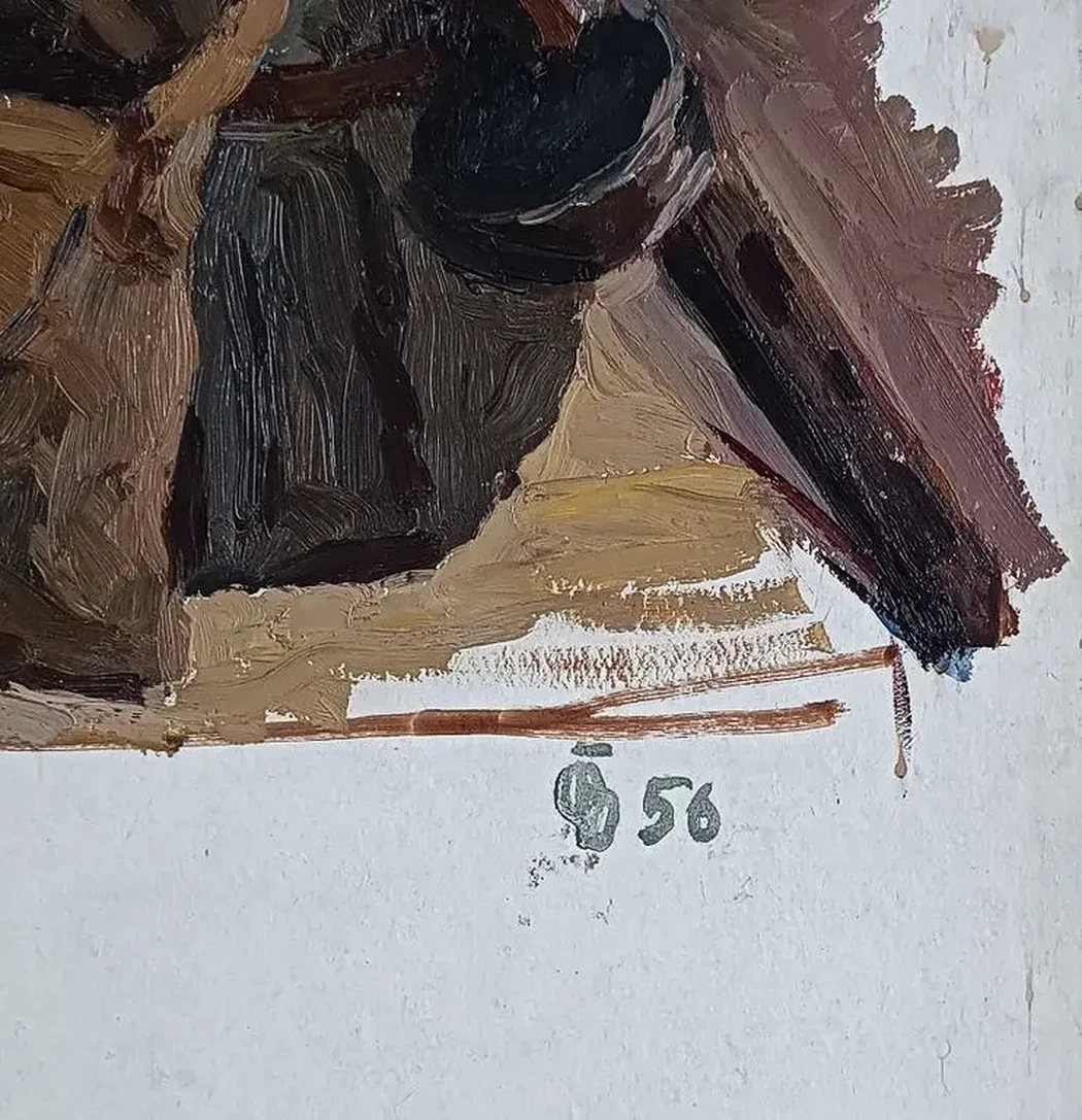 «Сидящий солдат со спины»